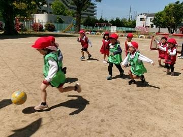 サッカーボールを追いかけている写真