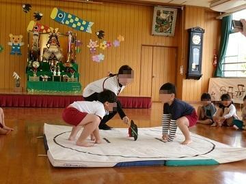 相撲をしている写真