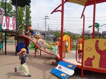3歳児が新開公園で遊んでいる写真