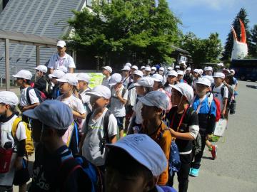 ヤマサかまぼこ工場に到着