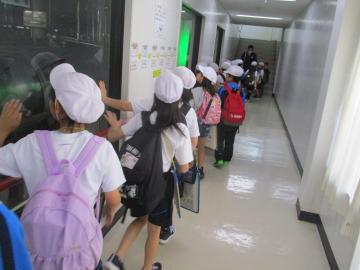 工場の中で蒲鉾のできる工程を見学中
