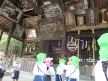 荒川神社の境内で遊んでいる様子