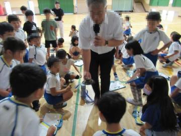 会場で講師がマムシを見せる様子