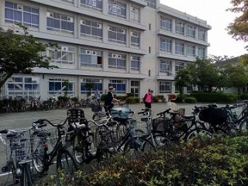 駐車場係をする保護者の様子