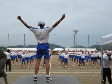 校庭での保体委員長の号令による全校体操の様子