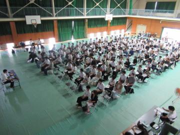 公立高校（複数志願選抜）からの学校説明を受ける生徒たちの様子
