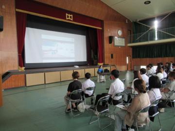 体育館で公立高校（単独選抜）からの学校説明を受ける生徒たちの様子