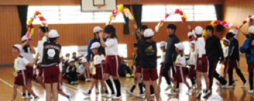 1年生と6年生が入場する様子です。