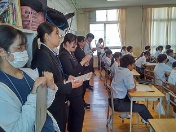 授業を見学する先生方の様子