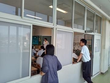 授業を見学する教員の様子
