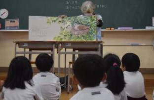 1年生が「こすずめのぼうけん」の読み聞かせを聞く様子