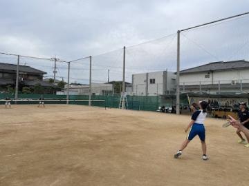 女子テニス部員がラリーをしているようす