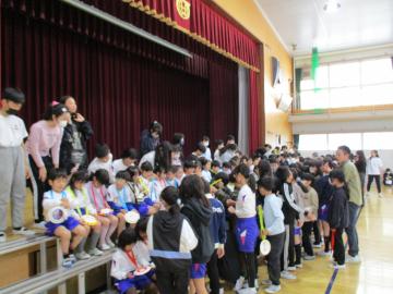 1年生がメダルをもらっている