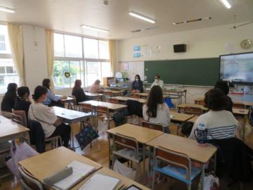 保護者対象の学校歯科医の講話のようす