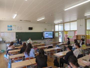 保護者の質問に回答する学校歯科医