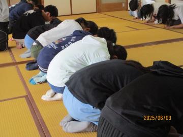 お辞儀の練習をしている様子