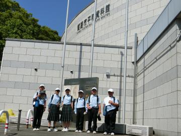 平和資料館の前での写真
