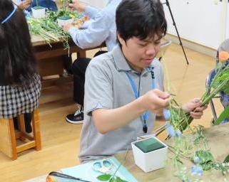 花材を使って生徒さんがフラワーアレンジメントを制作中1