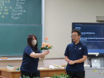 スタッフ2名による花材説明の様子