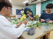 花材を使って生徒さんがフラワーアレンジメントを制作中2