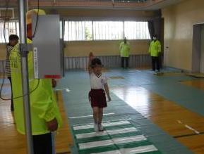 横断歩道をわたるようす
