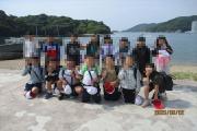 坂越の港で記念撮影の様子