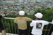 貯水タンクの上から赤穂市街を眺める様子