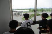 ゴミ収集車がエコパークに入る様子