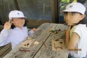 作品作りでピースサインを送る様子