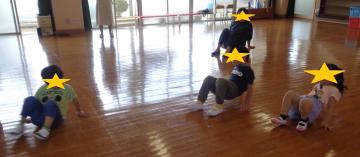 難しい動き方に挑戦する子ども