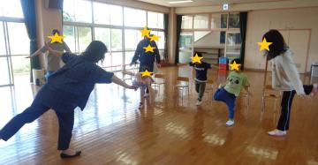 片足立ちでバランスをとっているところ