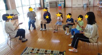 音楽に合わせてリズム打ちをする子ども