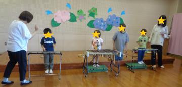 楽器を使っての分担奏をする子ども