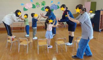 歌に合わせてあいさつをしている