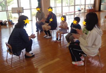 名前を呼んでもらい返事をしている子ども