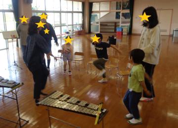講師の先生と一緒に初めての体操をする子ども