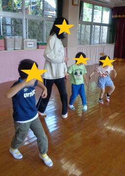 音楽のリズムに合わせて体を動かす子ども