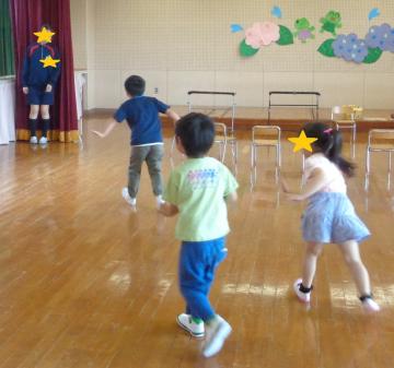 いろいろな動物になって遊ぶ子ども2