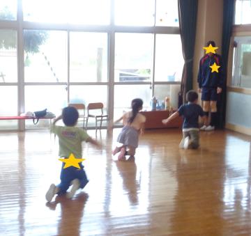 膝歩きをする子ども