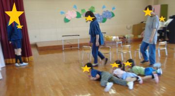 蛇になって遊ぶ子ども