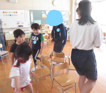 中学生と椅子取りゲームをしている様子