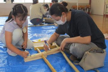 竹馬を親子で作っている様子