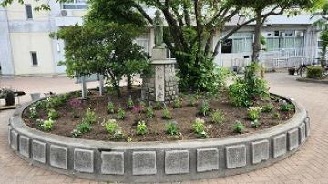 正門付近の花壇の様子
