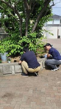 花の植え替えをしながら楽しそうに話す保護者