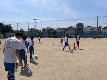 サッカー部の生徒が練習をしている様子