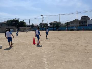 サッカー部が運動場で練習をしているようす
