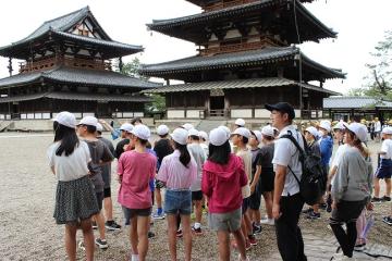 児童が法隆寺を参拝する