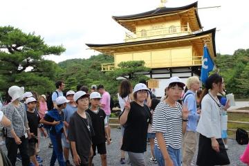 児童が金閣寺を見学する