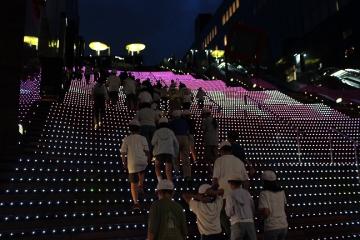 児童が夜の京都駅を散歩する