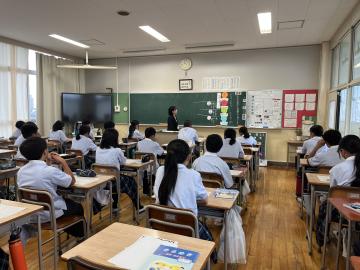 生徒の意見をきいてまとめている様子